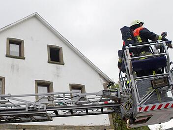 Mit der Drehleiter kontrollierte die Feuerwehr den Kamin eines Hauses am Plosberg und entfernte Reste von verbranntem Ruß. Foto: Jochen Nützel