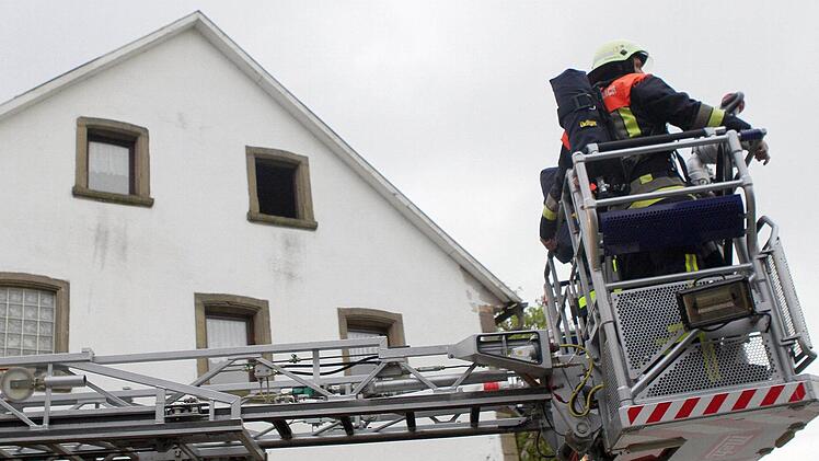 Mit der Drehleiter kontrollierte die Feuerwehr den Kamin eines Hauses am Plosberg und entfernte Reste von verbranntem Ruß. Foto: Jochen Nützel