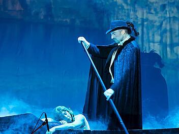 In der Gewalt des Phantoms: Stefanie Wesser als Christine und Boris Becker als Phantom.  Fotos: Albert Höchstädter