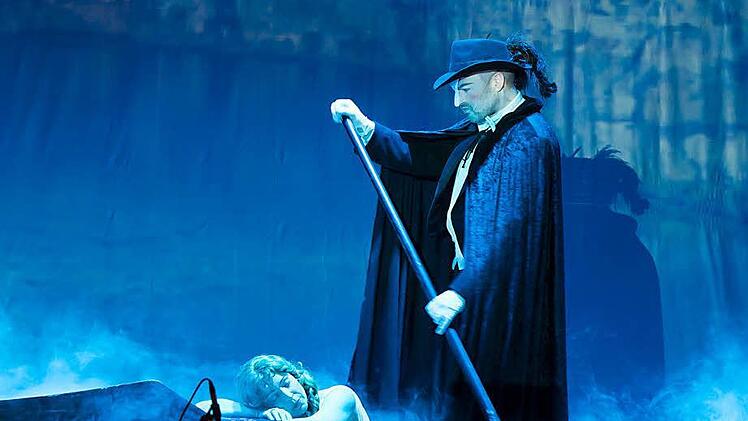 In der Gewalt des Phantoms: Stefanie Wesser als Christine und Boris Becker als Phantom.  Fotos: Albert Höchstädter