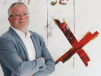 Selbst gemalt: Als Ausgleich greift Uwe Schmidt hin und wieder zu Pinsel und Farbe. Foto: Kerstin Junker