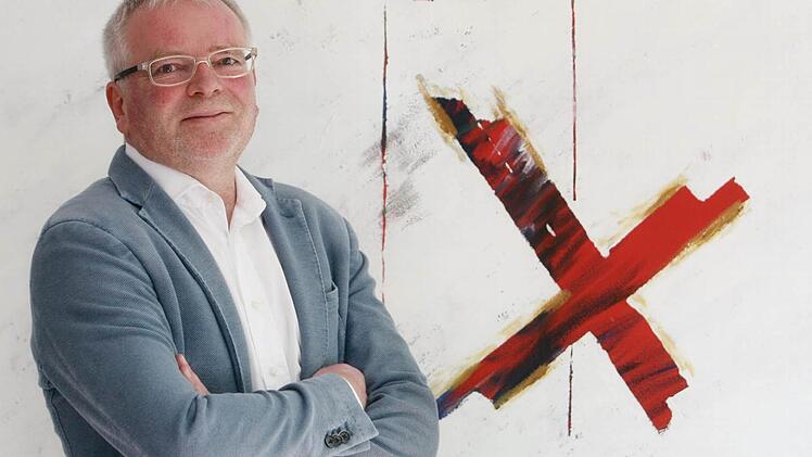 Selbst gemalt: Als Ausgleich greift Uwe Schmidt hin und wieder zu Pinsel und Farbe. Foto: Kerstin Junker