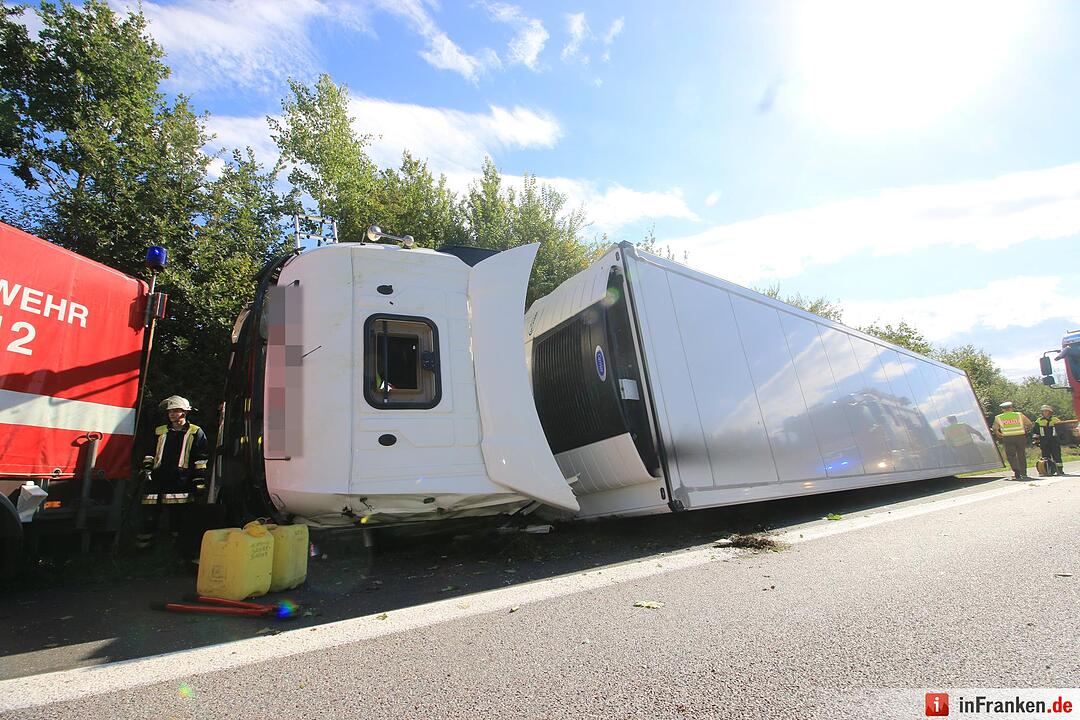 Unfall auf A73 bei Buttenheim: Lkw umgekippt