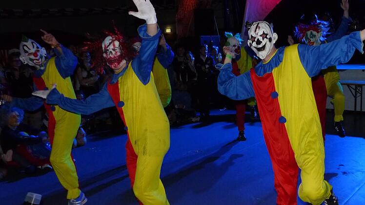 Die Fußballer des SV Grafengehaig stürmten als Außerirdische das Parkett und rockten sich in die Frauenherzen. Foto: Klaus-Peter Wulf