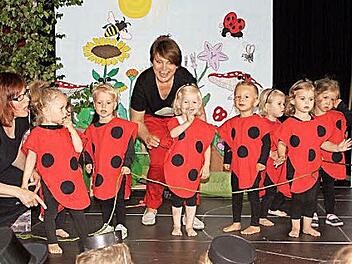 Die "Glückskäfer" beim "Tanz der Nestkinder" Foto: Günther Geiling