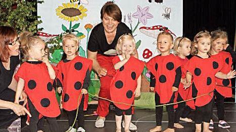 Die "Glückskäfer" beim "Tanz der Nestkinder" Foto: Günther Geiling