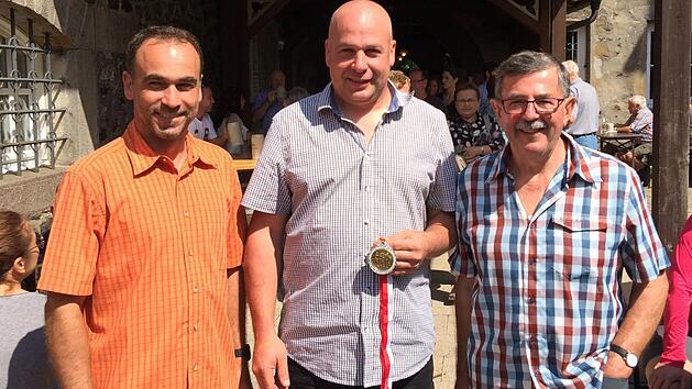 Marco Weing&auml;rtner (Mittte) wurde geehrt. Foto: TSV Arnshausen