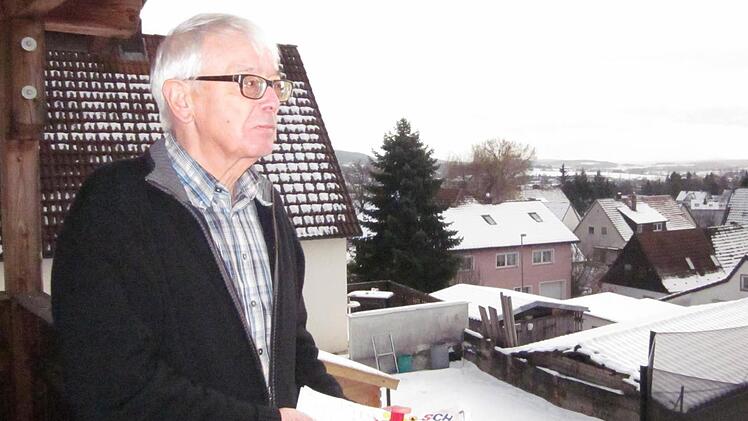 Klaus Kuhrau lässt seinen Blick gerne schweifen über die Dächer von Burghaig. Foto: Stephan Tiroch