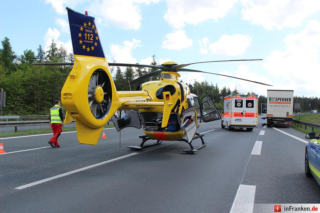 A9: Kleintransporter prallt gegen Heck eines Lkws – drei Menschen schwer verletzt