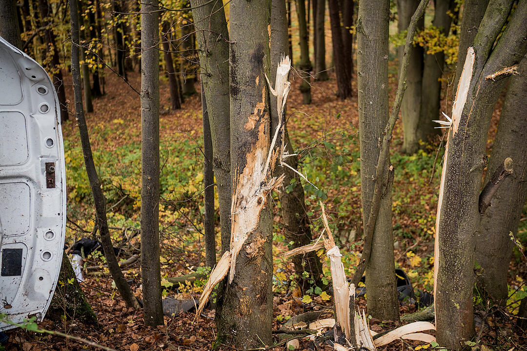 A6 bei Nürnberg: Transporter prallt in Baum - ein Toter