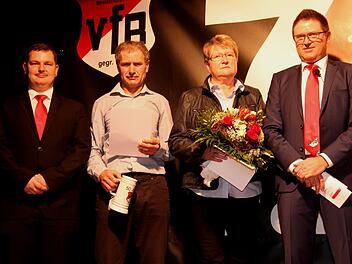 Für 50 Jahre beim VfR wurden Ewald Greul und Rita Schwarz geehrt; hier mit Marco Benz (links) und Jürgen Schmitt (rechts).Fotos: G.Geiling