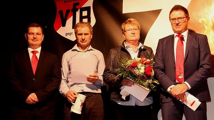 Für 50 Jahre beim VfR wurden Ewald Greul und Rita Schwarz geehrt; hier mit Marco Benz (links) und Jürgen Schmitt (rechts).Fotos: G.Geiling