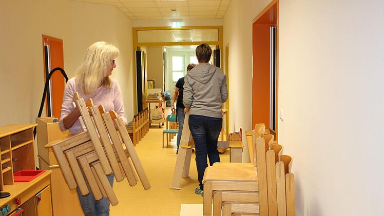Voll im Umzug: Die Mitarbeiter helfen alle beim Umzug von der Grundschule in das Untergeschoss des Kindergartens. Julia Raab