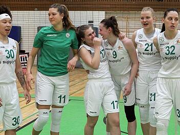 Begeistert und erschöpft nach wiederum 50 Minuten reiner Spielzeit, von links: DaJonee Hale, Eva Marschall, Franziska Hager, Julia Förner, Magdalena Landwehr, Ivana Grbic Fotos: sportpress