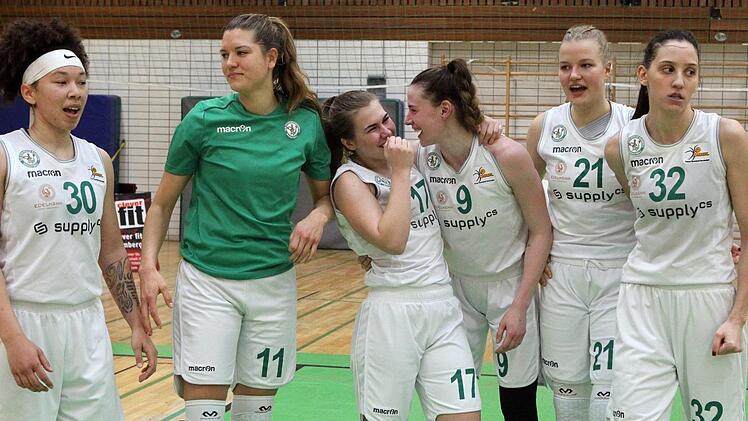 Begeistert und erschöpft nach wiederum 50 Minuten reiner Spielzeit, von links: DaJonee Hale, Eva Marschall, Franziska Hager, Julia Förner, Magdalena Landwehr, Ivana Grbic Fotos: sportpress