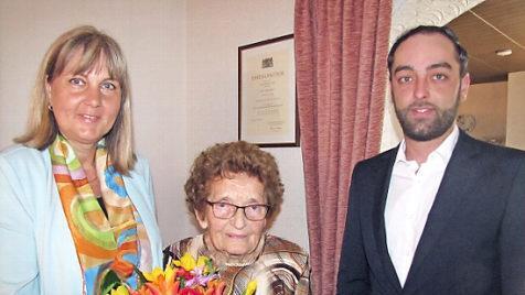 Bürgermeisterin Birgit Weber, Traude Jucht sowie "Bürgermeisterinnenfahrer und Blumenbote" Manuel Limpert.  Foto: Martin Koch