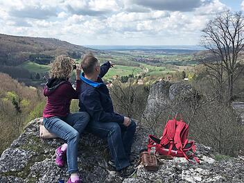Des Wanderers Glück: herrlicher Panoramablick vom Eulenstein bei Tiefenellern  Foto: Tourist-Info Fränkische Toskana