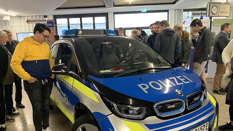 Die Sch&uuml;ler interessierten sich sehr f&uuml;r das Elektrofahrzeug der Polizei. Foto: Sonny Adam