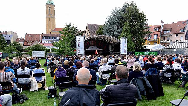 Die Sitzpl&auml;tze waren auf der B&ouml;hmerwiese im Herzen der G&auml;rtnerstadt in Zweierreihen gestellt.  Foto: Helmut &Ouml;lschlegel