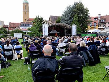 Die Sitzplätze waren auf der Böhmerwiese im Herzen der Gärtnerstadt in Zweierreihen gestellt.  Foto: Helmut Ölschlegel