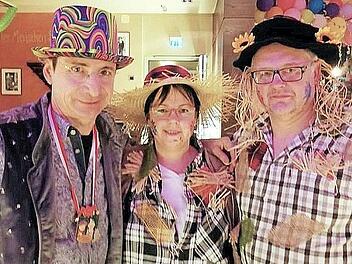 Das letztjährige und noch amtierende Prinzenpaar Frank II und Ramona I als Vogelscheuchen zusammen mit Oti Schmelzer (links) 2020 bei "Fastnacht in Franken" in Veitshöchheim