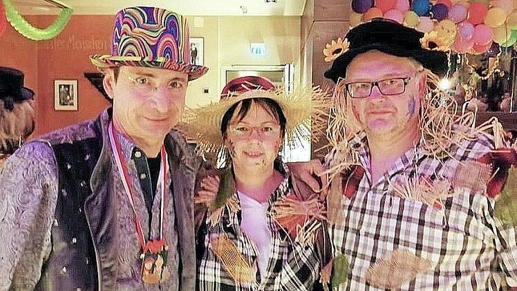Das letztjährige und noch amtierende Prinzenpaar Frank II und Ramona I als Vogelscheuchen zusammen mit Oti Schmelzer (links) 2020 bei "Fastnacht in Franken" in Veitshöchheim