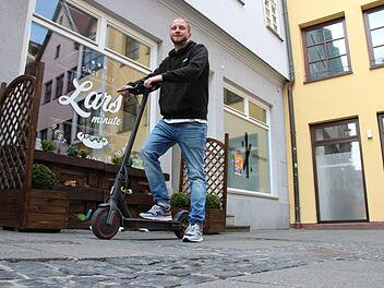 Lars Kraus mit einem seiner E-Scooter in der Nägleinsgasse in Coburg