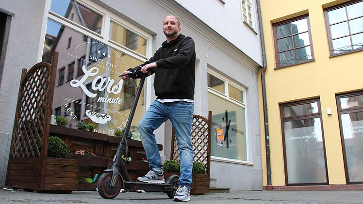 Lars Kraus mit einem seiner E-Scooter in der Nägleinsgasse in Coburg