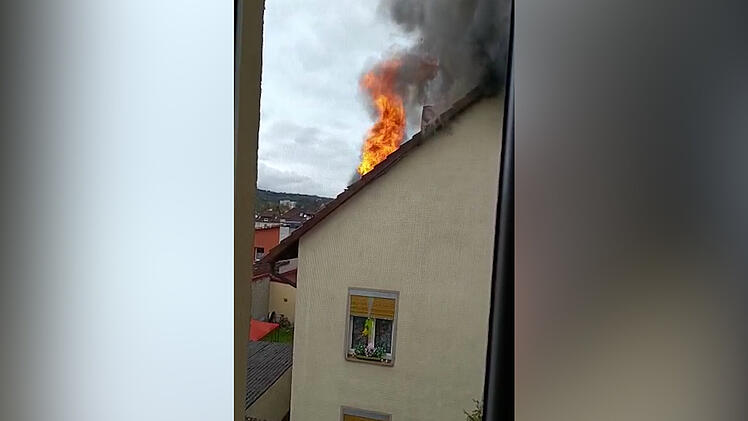 Brand in Kronach: Hohe Flammen schlagen aus dem Dach