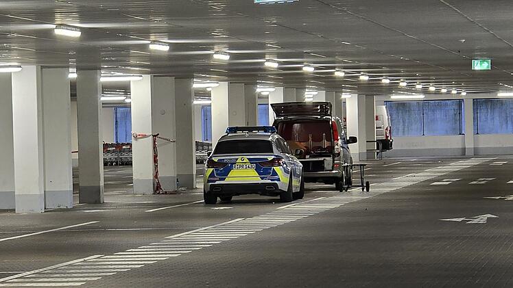 Tote im Kofferraum in Tiefgarage