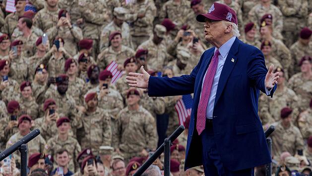 Make America great again! Pr&auml;sident Donald J. Trump vor US-Truppen bei seiner Rede zum 250. Geburtstag der Armee auf der Milit&auml;rbasis Fort Bragg am 10.06.2025.