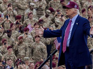 Make America great again! Pr&auml;sident Donald J. Trump vor US-Truppen bei seiner Rede zum 250. Geburtstag der Armee auf der Milit&auml;rbasis Fort Bragg am 10.06.2025.