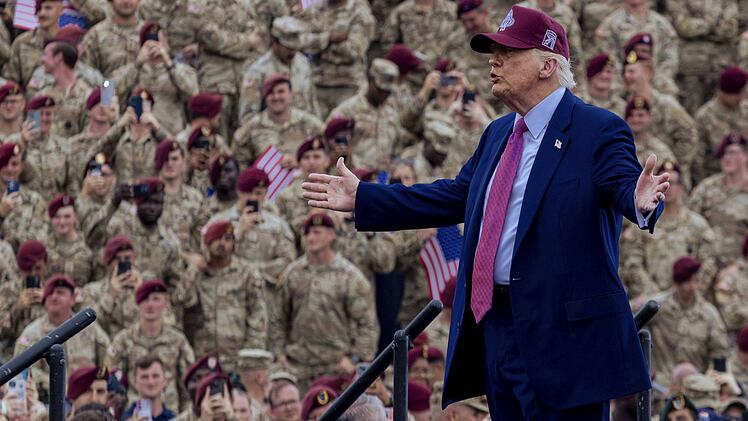 Make America great again! Pr&auml;sident Donald J. Trump vor US-Truppen bei seiner Rede zum 250. Geburtstag der Armee auf der Milit&auml;rbasis Fort Bragg am 10.06.2025.