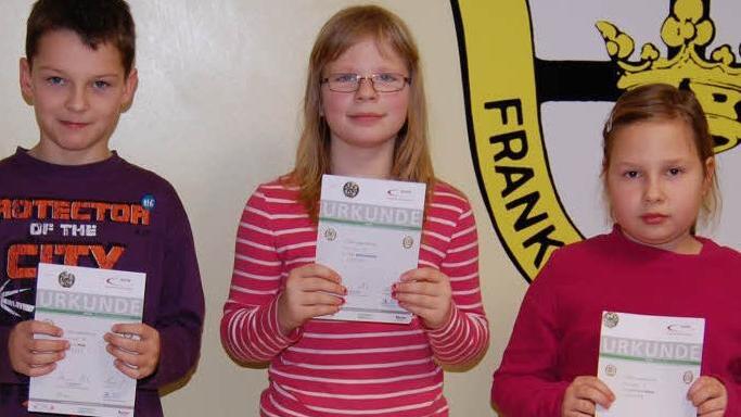 Luca Pfülb, Kim Schumacher und Michelle Hüfner (von links) nahmen erstmals an den Prüfungen teil und waren begeistert.