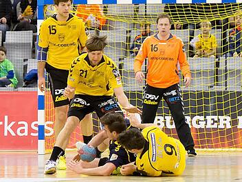 Kräftig zupacken wollen die HSC-Spieler am Samstag in Teningenn (von links): Tomas Riha, Till Riehn, Torwart Haward Martinsen und am Boden Dominik Kelm (Nummer 9). Foto: Albert Höchstädter