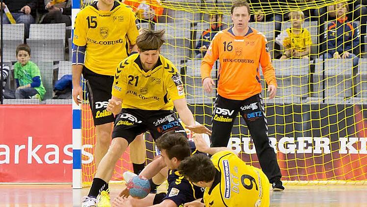 Kräftig zupacken wollen die HSC-Spieler am Samstag in Teningenn (von links): Tomas Riha, Till Riehn, Torwart Haward Martinsen und am Boden Dominik Kelm (Nummer 9). Foto: Albert Höchstädter