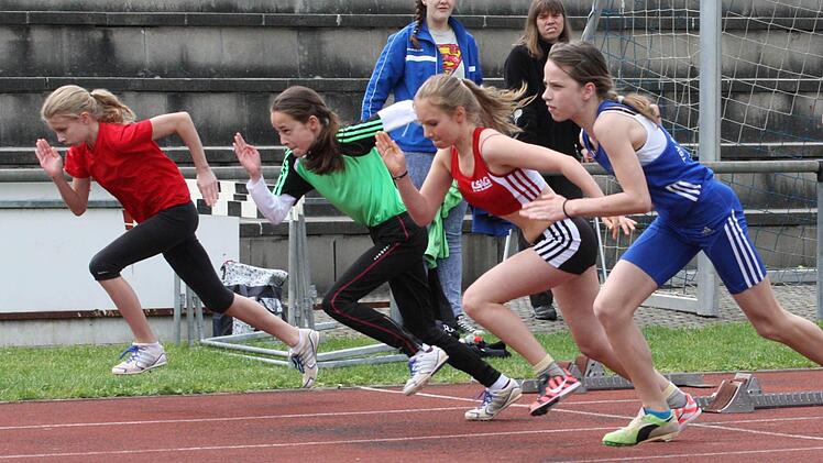 Schnelle Mädchen im 75-m-Finale der weiblichen U14 (von links): Viviane Heilmann; Anna Lukaschewitsch (beide (TV / DJK Hammelburg), Amy Przeliorz (TSV Münnerstadt) und Sophia Konopka vom TSV Bad Kissingen, die in allen Wettbewerben der U14 gewann. Foto: Reinhold Nürnberger