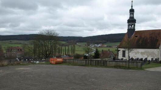Klage wurde bei der Bürgerversammlung geführt, weil in den Container auf dem Parkplatz neben dem Friedhof Müll eingebracht wird, der da nicht hingehört. Foto: Helmut Will