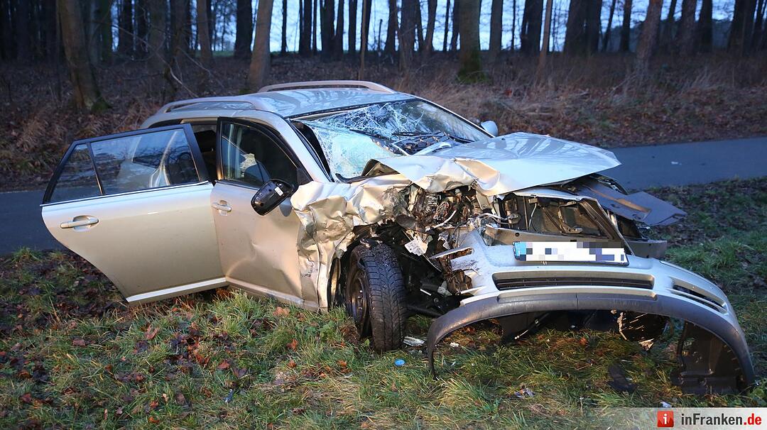 Zwei Schwerverletzte bei Frontalzusammenstoß auf der B14