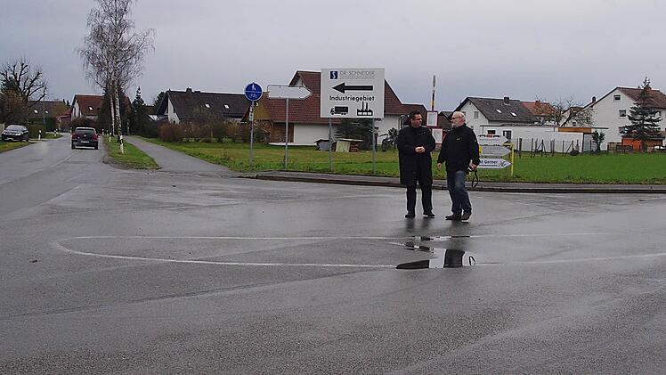 ür die Bushaltestelle in Neuses wünschen sich die Stadträte (von links) Michael Zwingmann und Winfried Lebok eine Verkehrsinsel als Querungshilfe. Foto: Heike Schülein