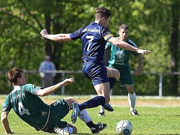 Jonas Reinfelder von der DJK Gaustadt setzt sich in diesem Zweikampf gegen Tobias Lieb (l.) durch. Fotos: sportpress