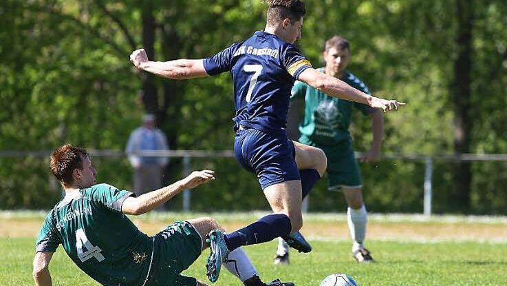 Jonas Reinfelder von der DJK Gaustadt setzt sich in diesem Zweikampf gegen Tobias Lieb (l.) durch. Fotos: sportpress