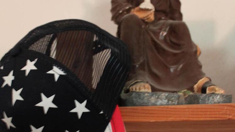 In Paul Bells Wohnung stößt man auf interessante Kombinationen. So auch auf Stars and Stripes und den Hl. Franziskus.