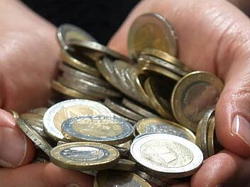 In Naila hat ein Fahrkartenautomat 2-Euro-Münzen im Wert von 474 Euro ausgeworfen.Symbolbild: Marc Müller/dpa