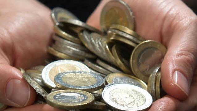 In Naila hat ein Fahrkartenautomat 2-Euro-Münzen im Wert von 474 Euro ausgeworfen.Symbolbild: Marc Müller/dpa