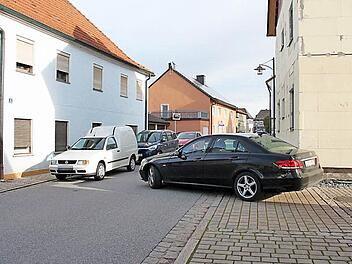 In der Langheimer Straße wird gegenüber einer Ein- und Ausfahrt geparkt, obwohl die Straße dort sehr schmal ist. Der Bauausschuss erließ für diesen Bereich ein Halteverbot, um der Unsitte Einhalt zu gebieten.  Foto: Stephan Stöckel