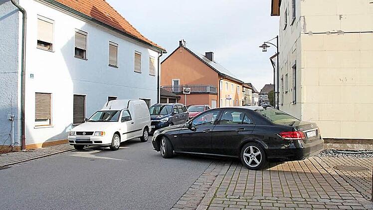 In der Langheimer Straße wird gegenüber einer Ein- und Ausfahrt geparkt, obwohl die Straße dort sehr schmal ist. Der Bauausschuss erließ für diesen Bereich ein Halteverbot, um der Unsitte Einhalt zu gebieten.  Foto: Stephan Stöckel