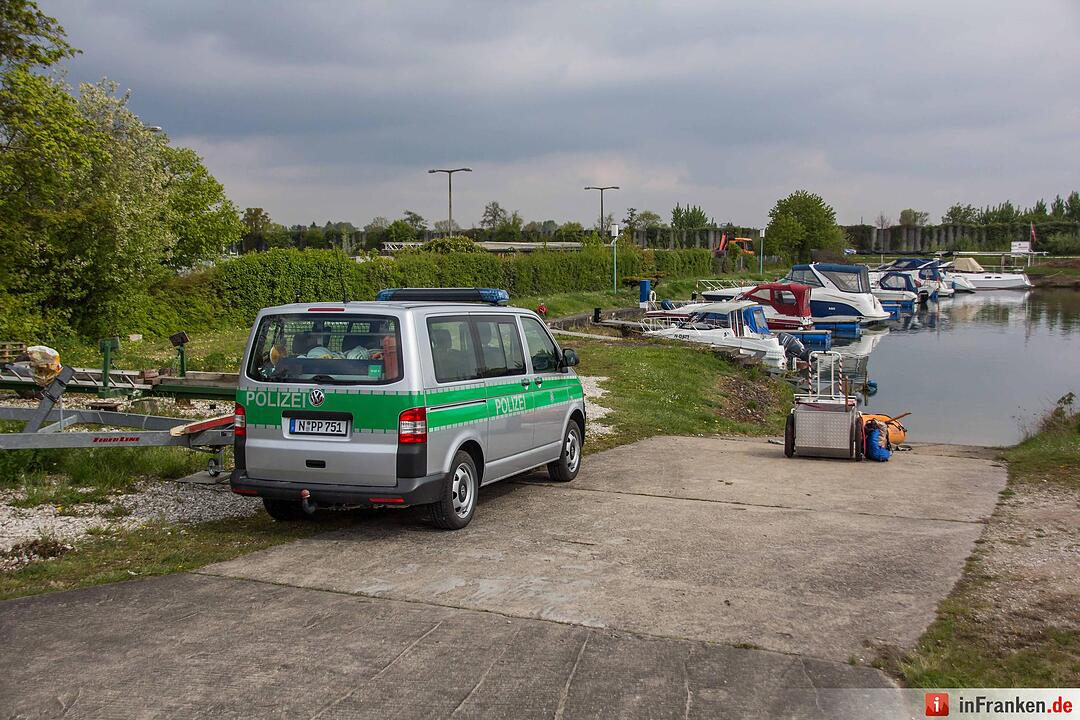 Diesel aus undichtem Bootstank verunreinigt das Wasser im Sportboothafen in Nürnberg