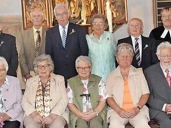 Sie feierten mit Pfarrer Michael Foltin Eiserne und Gnadenkonfirmation in Erinnerung an ihr erstes Abendmahl vor 65- und 70 Jahren. Fotos: Hofmann