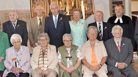 Sie feierten mit Pfarrer Michael Foltin Eiserne und Gnadenkonfirmation in Erinnerung an ihr erstes Abendmahl vor 65- und 70 Jahren. Fotos: Hofmann